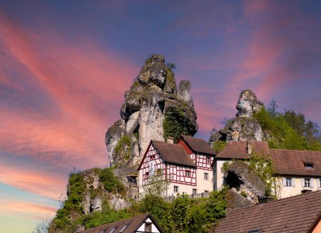 Blick auf die Felsenburg in Tüchersfeld, Pottenstein in der Fränkischen Schweiz, Bayern Deutschland bei Sonnenuntergang