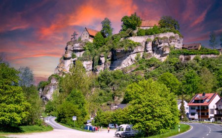 Blick auf die Burg Pottenstein in der Fränkischen Schweiz in Bayern bei Sonnenuntergang