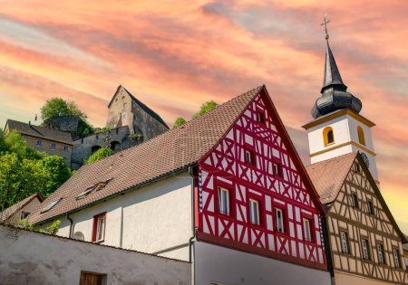 Blick auf die Burg mit Kirche in Pottenstein in der Fränkischen Schweiz, Bayern bei Sonnenuntergang