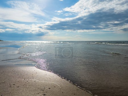 Reflexion von Wasser und Wolken mit Sandbank an der polnischen Ostseeküste