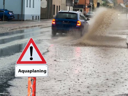 Señal de advertencia de atención aquaplaning en el camino, símbolo