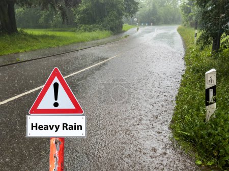 Señal de advertencia de atención Lluvia fuerte en la calle, imagen símbolo