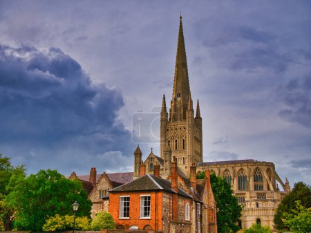 Foto de La torre de piedra de estilo normando Catedral de Norwich, la iglesia catedral de la Iglesia de Inglaterra Diócesis de Norwich, Norfolk, Reino Unido - Imagen libre de derechos