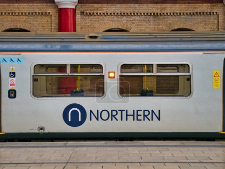 Foto de Marca corporativa en un vagón de tren de Northern Trains en la estación de Liverpool Lime Street. - Imagen libre de derechos