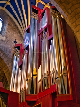 Téléchargez les photos : Les tuyaux brillants et en grande partie en étain de l'orgue dans la cathédrale St Giles sur le Royal Mile à Édimbourg Old Town, Écosse, Royaume-Uni. L'orgue tubulaire a été achevé en 1992. - en image libre de droit