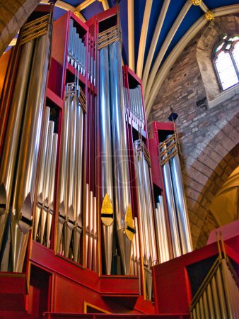 Téléchargez les photos : Les tuyaux brillants et en grande partie en étain de l'orgue dans la cathédrale St Giles sur le Royal Mile à Édimbourg Old Town, Écosse, Royaume-Uni. L'orgue tubulaire a été achevé en 1992. - en image libre de droit