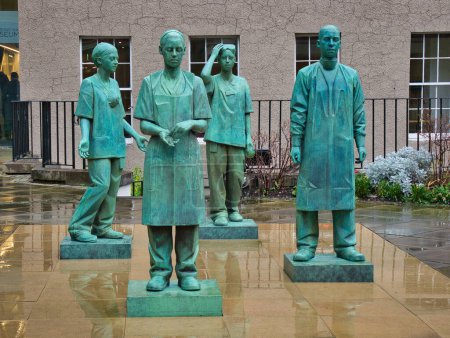 Foto de El grupo de figuras esculpidas titulado "Your next breath" en el Royal College of Surgeons en Edimburgo. Dedicado al personal del NHS que trabajó durante la pandemia de Covid-19. - Imagen libre de derechos