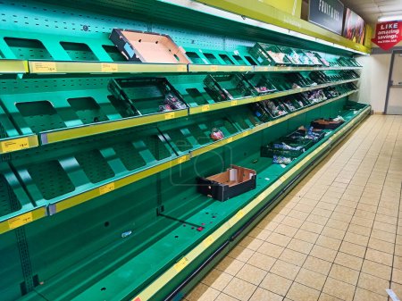 Foto de Estantes vacíos en un supermercado de la calle. Estos estantes normalmente estarían llenos de comida fresca.. - Imagen libre de derechos