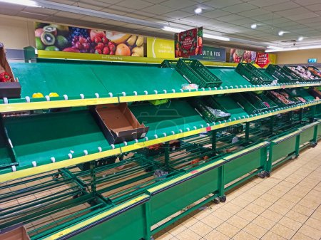 Téléchargez les photos : Des étagères vides dans un supermarché. Ces étagères seraient normalement remplies de nourriture fraîche. - en image libre de droit