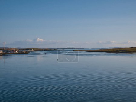 Téléchargez les photos : Les eaux de la baie sud de Greenhead, au nord du détroit de Bressay, à partir de Lerwick dans les Shetland, au Royaume-Uni. Pris par un matin calme avec un ciel bleu. - en image libre de droit