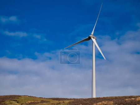 Téléchargez les photos : L'éolienne de Luggie's Knowe Windfarm près de Lerwick dans les Shetland, au Royaume-Uni. Pris par une journée ensoleillée avec un ciel bleu et un nuage léger. - en image libre de droit