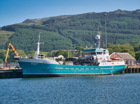 Foto de El portador de peces vivo Aqua Gripfisk amarrado en Campbeltown en la península de Kintyre en Escocia, Reino Unido. De la flota de AquaShip construida en 1997 y registrada en Bergen. - Imagen libre de derechos