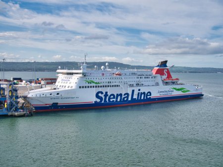 Téléchargez les photos : Le ferry Stena Line Ro-Pax Stena Superfast VIII amarré au port de Belfast, en Irlande du Nord. Le navire opère sur la route Belfast-Cairnryan à travers le canal du Nord - en image libre de droit
