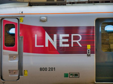 Téléchargez les photos : York, Royaume-Uni - 24 novembre 2023 : Logo de la London North Eastern Railway (LNER), une société britannique d'exploitation de trains. LNER appartient à DfT OLR Holdings pour le ministère des Transports au Royaume-Uni. - en image libre de droit