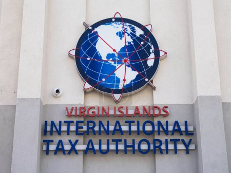 Téléchargez les photos : Tortola, BVI - 23 janvier 2024 : Les bureaux de l'Autorité fiscale internationale des Îles Vierges. Une organisation dont le but est d'assurer la probité dans les affaires fiscales affectant les îles Vierges britanniques. - en image libre de droit