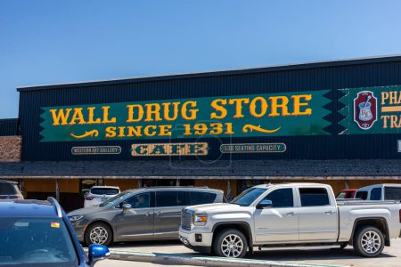 Foto de Wall, SD, Estados Unidos - 1 de mayo de 2023: Wall Drug Store frente a Wall South Dakota - Imagen libre de derechos