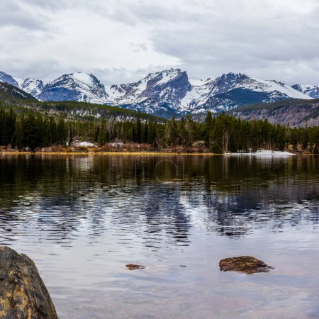 Foto de Lago Sprague en el Parque Nacional de las Montañas Rocosas con montañas cubiertas de nieve en el fondo. - Imagen libre de derechos