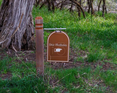 Foto de Señal que indica dónde está el monumento a Doc Hollidays en el cementerio de Linwood, Glenwood Springs Colorado. - Imagen libre de derechos