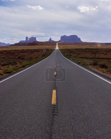 Téléchargez les photos : Vue de la route 163 à Monument Valley depuis Forrest Gump Hill - en image libre de droit