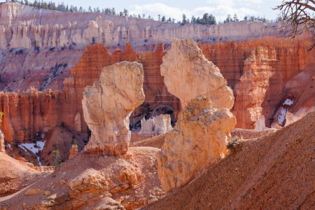 Téléchargez les photos : Formations rocheuses et hoodoos du Queens Garden Trail dans le parc national de Bryce Canyon en Utah au printemps. - en image libre de droit