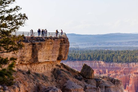 Téléchargez les photos : Formations rocheuses et hoodoos de Under the Rim Trail dans le parc national de Bryce Canyon en Utah au printemps. - en image libre de droit