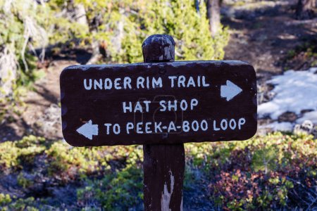 Téléchargez les photos : Panneau indiquant la direction du sentier Under Rim et de la boucle Peek-A-Boo dans le parc national Bryce Canyon en Utah au printemps. - en image libre de droit
