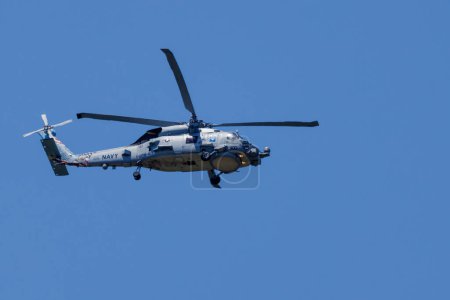 Foto de Helicóptero de la Marina volando en el aire cerca de la base naval de San Diego en California - Imagen libre de derechos