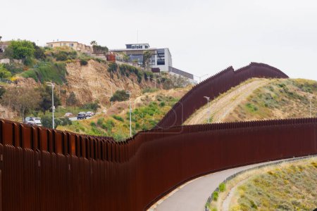 Foto de Valla fronteriza entre México y Estados Unidos cerca de San Ysidro, California - Imagen libre de derechos