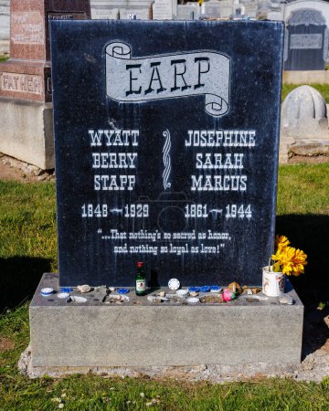Foto de Colma, California, EE.UU. - 13 de mayo de 2023: Primer plano de la lápida de Wyatt Earps en Hills of Eternity Memorial Park. Incluyendo a su esposa Josephine Marcus.. - Imagen libre de derechos