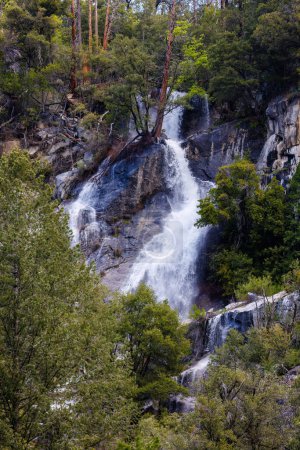 Foto de Cascada cerca del arroyo Chimenea y el río Merced en el Parque Nacional Yosemite en mayo de 2023 - Imagen libre de derechos