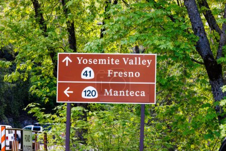 Foto de Señal de dirección hacia Yosemite Valley, Fresno y Manteca desde El Portal Road en el Parque Nacional Yosemite - Imagen libre de derechos