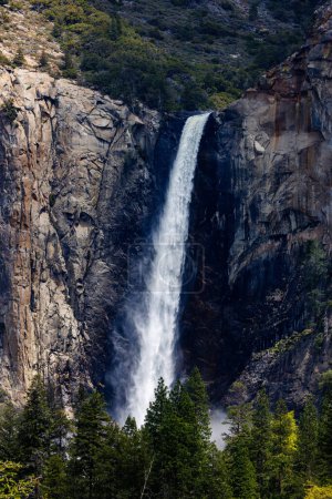 Foto de Bridalveil Fall from Yosemite Valley viewpoint on Northside Drive pullout in Yosemite Valley, Yosemite National Park, California, USA in May of 2023 - Imagen libre de derechos