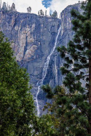 Foto de Cascada de Lágrimas de Viuda desde la carretera del portal en el Parque Nacional Yosemite en mayo de 2023 - Imagen libre de derechos