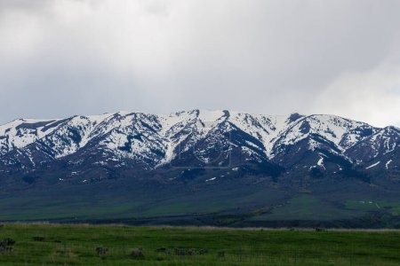 Téléchargez les photos : Chaîne de montagnes Bannock dans le sud-est de l'Idaho au printemps - en image libre de droit