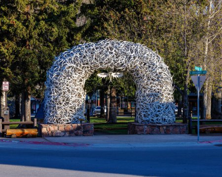 Téléchargez les photos : Jackson, Wyoming, États-Unis - 16 mai 2023 : Arc de bois de wapiti à l'angle du Jackson Holes George Washington Memorial Park, plus communément appelé Town Square. - en image libre de droit