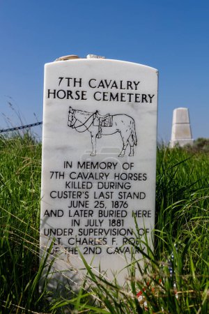 Téléchargez les photos : Little Bighorn Battlefield., MT, États-Unis - 19 mai 2023 : Marqueur commémoratif pour les chevaux de la 7e cavalerie tués à la bataille de Little Bighorn. - en image libre de droit