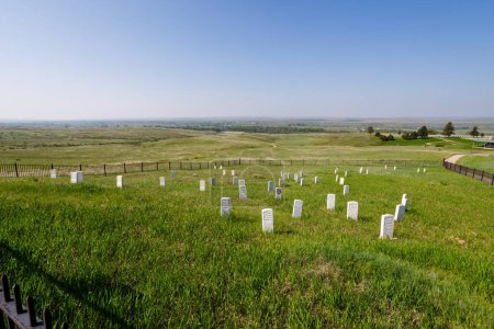 Téléchargez les photos : Little Bighorn Battlefield., MT, USA - 19 mai 2023 : Marqueurs commémoratifs sur Last Stand Hill où George Custer et des soldats du 7e Calvaire ont été tués lors de la bataille de Little Bighorn. - en image libre de droit