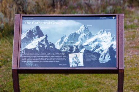 Foto de Grand Teton National Park, WY, Estados Unidos - 24 de septiembre de 2023: El cartel informativo del Grupo Cathedral en Cathedral Group Turnout en Grand Teton National Park. - Imagen libre de derechos