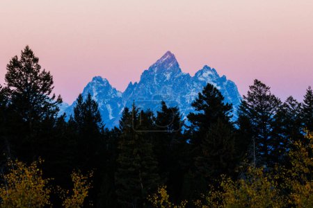 Foto de Vista del paisaje durante el atardecer de Middle Teton, Grand Teton y Mount Owen desde el Bridger Teton National Forest en Wyoming - Imagen libre de derechos