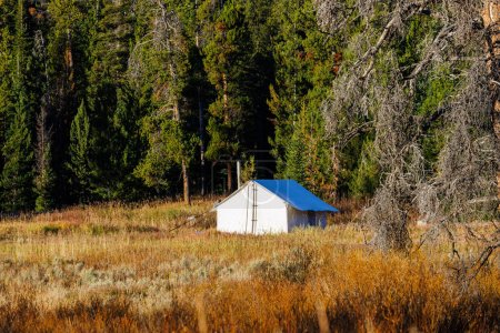 Ausstatter bauen im Bridger Teton National Forest in Wyoming ein Zelt auf.