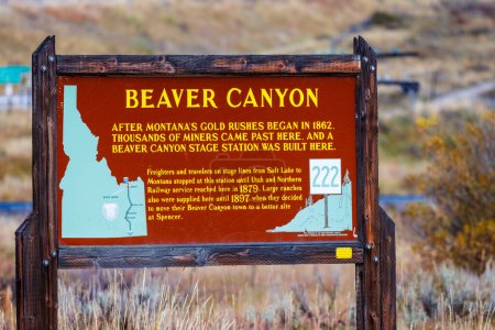 Foto de Spencer, Idaho, Estados Unidos - 3 de octubre de 2023: Beaver Canyon firma cerca de Spencer, Idaho durante el otoño. - Imagen libre de derechos
