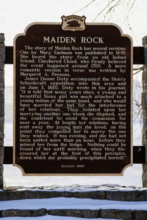 Téléchargez les photos : Maiden Rock, WI, États-Unis - 19 janvier 2024 : Panneau historique expliquant comment Maiden Rock bluff a pris son nom - en image libre de droit