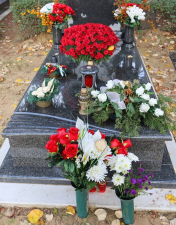 Téléchargez les photos : Fleurs sur la pierre tombale du cimetière public - en image libre de droit