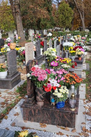 Téléchargez les photos : Pierres tombales au cimetière public - en image libre de droit