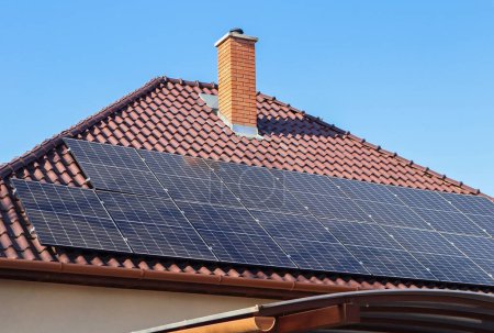 Foto de Paneles solares en la parte superior de un edificio - Imagen libre de derechos