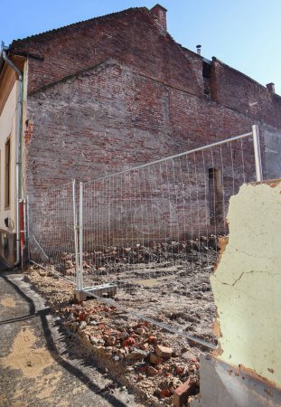 Téléchargez les photos : Demolition of an old brick house - en image libre de droit