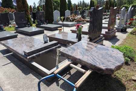 Téléchargez les photos : Pierre tombale ouverte prête pour les funérailles dans le cimetière public - en image libre de droit