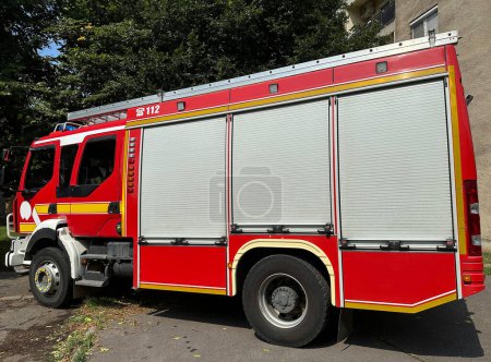 Téléchargez les photos : Camion de pompiers à côté d'un immeuble dans la ville - en image libre de droit