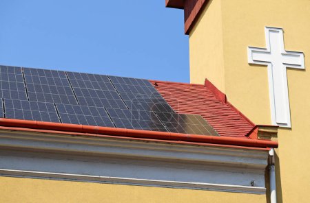 Téléchargez les photos : Panneaux solaires sur le toit d'une église - en image libre de droit