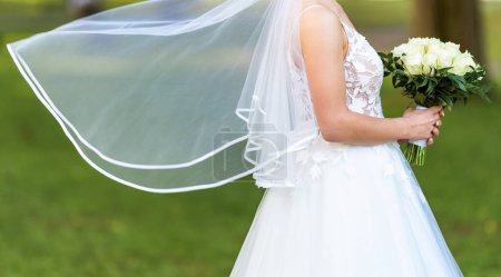Téléchargez les photos : Mariée tient le bouquet de mariage de fleurs - en image libre de droit